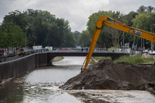 910609 Afbeelding van de werkzaamheden ten behoeve van het opnieuw aanleggen van de Stadsbuitengracht te Utrecht, ter ...